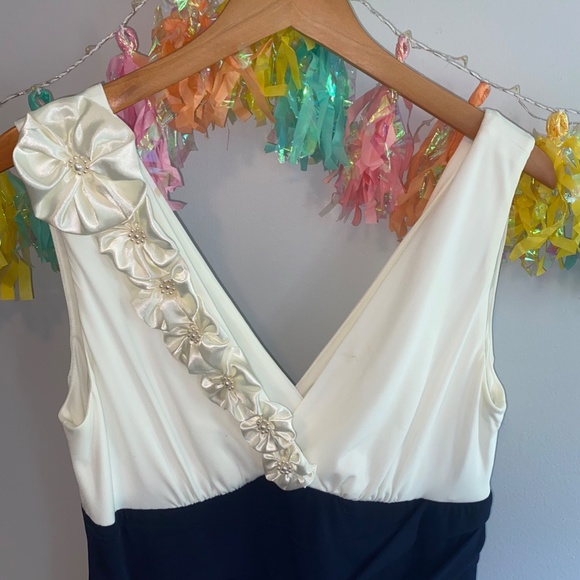 V-neck white and navy dress with flower detail - Picture 4 of 6